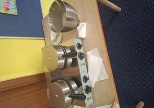 zajęcia kulinarne, dzieci pieką gofry