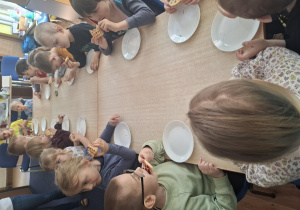 zajęcia kulinarne, dzieci pieką gofry