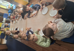 zajęcia kulinarne, dzieci pieką gofry