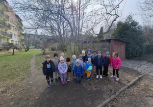 dzieci na spacerze szukają oznak wiosny