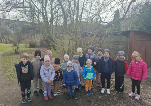 dzieci na spacerze szukają oznak wiosny