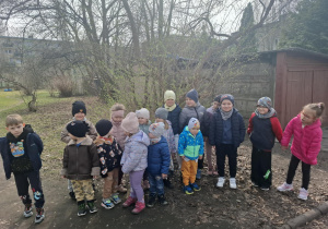 dzieci na spacerze szukają oznak wiosny