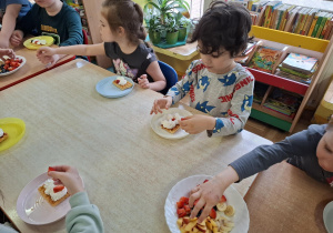 dzieci przygotowują gofry na zajęciach kulinarnych