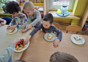 dzieci przygotowują gofry na zajęciach kulinarnych