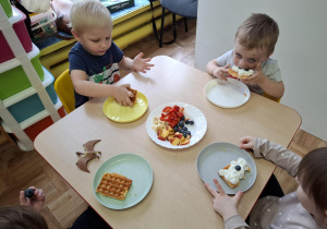 dzieci przygotowują gofry na zajęciach kulinarnych