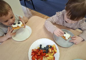 dzieci przygotowują gofry na zajęciach kulinarnych
