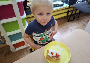 dzieci przygotowują gofry na zajęciach kulinarnych