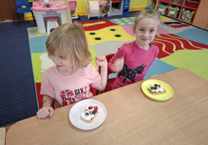 dzieci przygotowują gofry na zajęciach kulinarnych