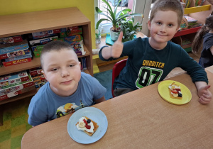 dzieci przygotowują gofry na zajęciach kulinarnych