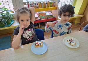 dzieci przygotowują gofry na zajęciach kulinarnych