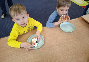 dzieci przygotowują gofry na zajęciach kulinarnych