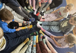 Dzieci prezentują swoje skarpetki.