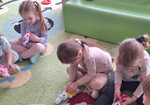 Dzieci ubierają swoje zajączki.