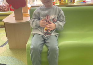 Chłopiec ze swoim zajączkiem.