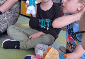 Chłopiec prezentuje swojego zajączka.