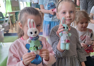 Dziewczynki prezentują swoje zajączki.