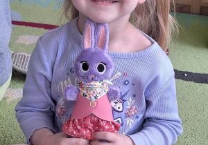 Dziewczynka prezentuje swojego zajączka.
