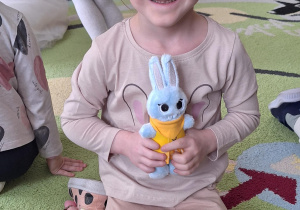 Dziewczynka prezentuje swojego zajączka.