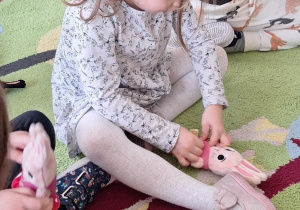 Dzieci ubierają swoje zajączki.