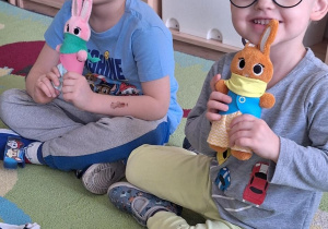 Dzieci prezentują swoje zajączki.