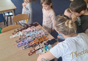 Dzieci wybierają zajączka dla siebie.