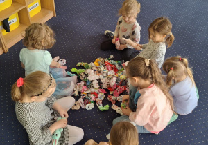 Dzieci wybierają ubranka dla swoich zajączków.