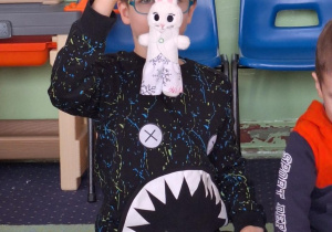 Chłopiec prezentuje swojego zajączka.