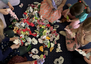 Dzieci wybierają ubranka dla swoich zajączków.