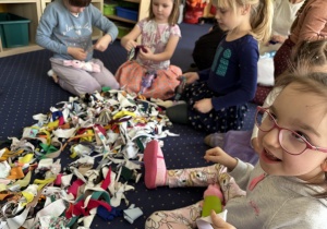 Dzieci wybierają ubranka dla swoich zajączków.