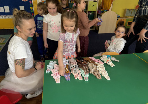 Dzieci wybierają zajączki.