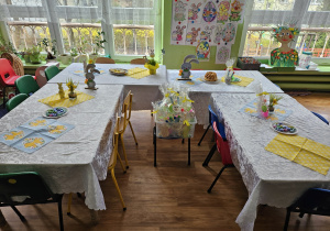 Stoły przygotowane do świątecznego obiadu.