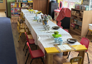 Stoły przygotowane do świątecznego obiadu.