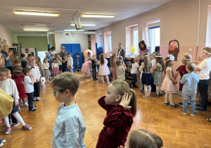 Wspólne zabawy przy muzyce.