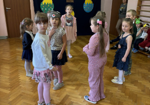 Starsze dzieci z grupy IV prezentują układ taneczny do wielkanocnej piosenki.