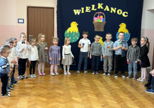 Grupa I prezentuje wielkanocną piosenkę.