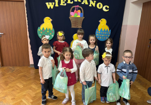 Zdobywcy nagród konkursu plastycznego "Wielkanocny zając".