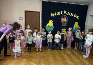 Grupa IV prezentuje wielkanocną piosenkę.