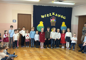 Grupa III prezentuje wielkanocna piosenkę.