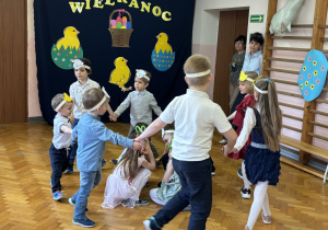 Grupa II prezentuje wielkanocną piosenkę.