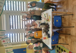 przygotowania do świąt, malowanie jajek