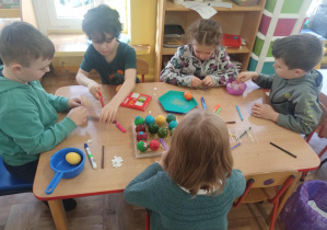 przygotowania do świąt, malowanie jajek