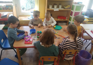 przygotowania do świąt, malowanie jajek