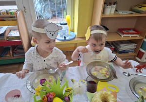 dzieci uczestniczą w wielkanocnym obiedzie
