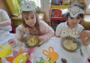 dzieci uczestniczą w wielkanocnym obiedzie