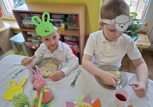 dzieci uczestniczą w wielkanocnym obiedzie