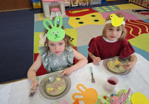 dzieci uczestniczą w wielkanocnym obiedzie