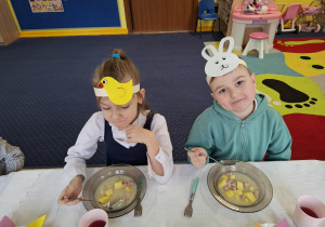 dzieci uczestniczą w wielkanocnym obiedzie