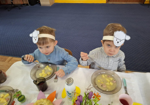 dzieci uczestniczą w wielkanocnym obiedzie