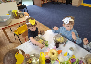 dzieci uczestniczą w wielkanocnym obiedzie