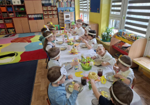dzieci uczestniczą w wielkanocnym obiedzie